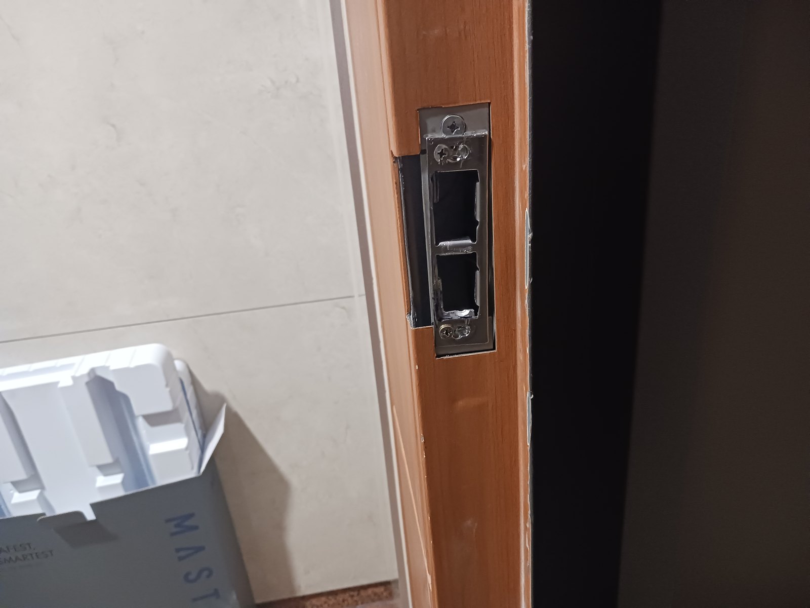 성동구 금호4가동 출장 — 나무색 문틀에 박힌 은색 걸림쇠 받이판과 옆에 열려 놓인 도어락 상자